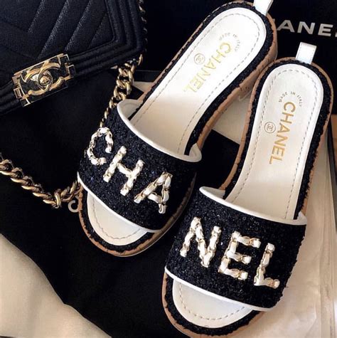 claquette chanel blanche